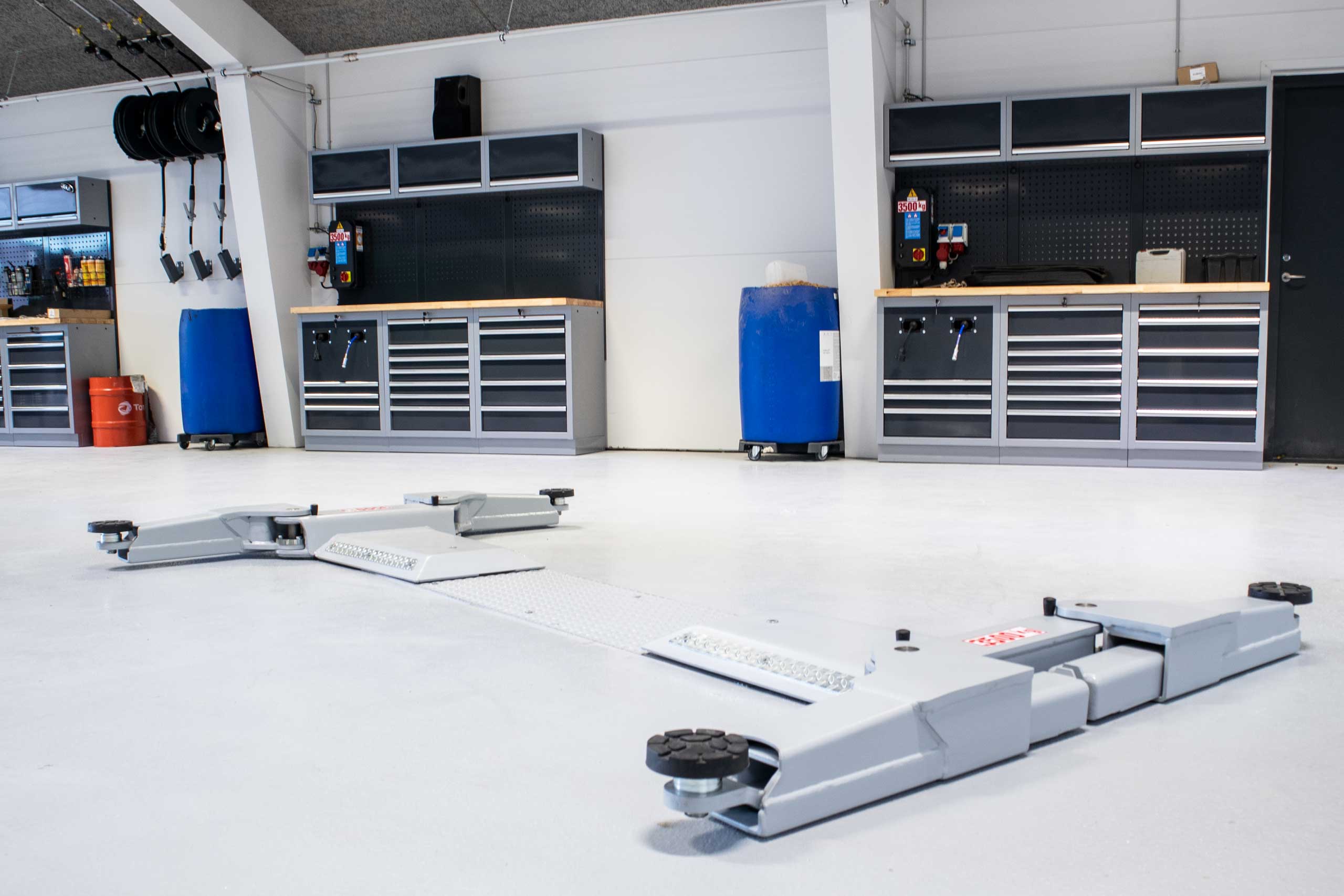 2-stemplet autolift og værkstedsinventar til flot værkstedsindretning