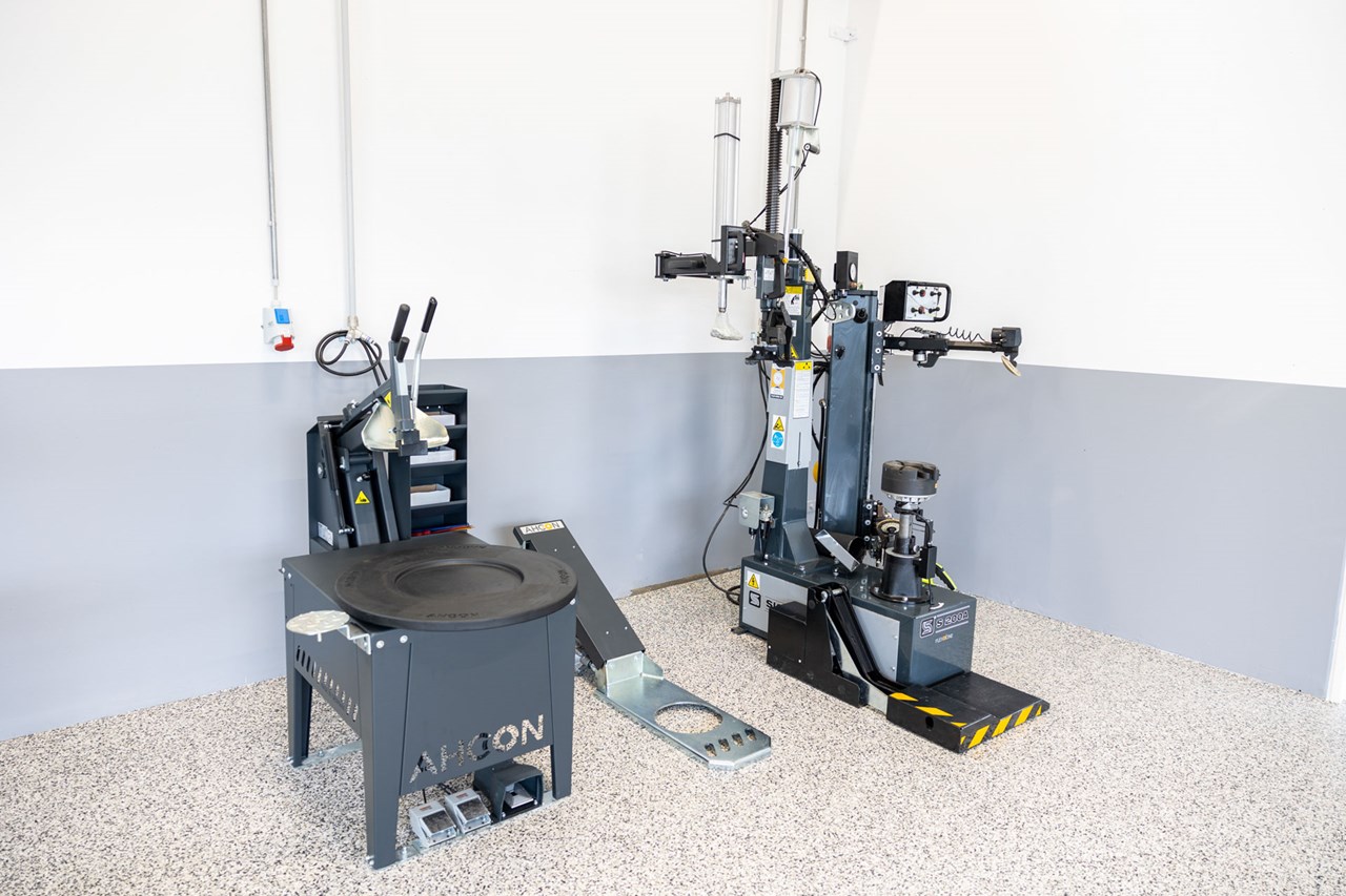 SICE dækmaskine og AHCON dækfritrykker og AHCON Wheel Trolley Lift