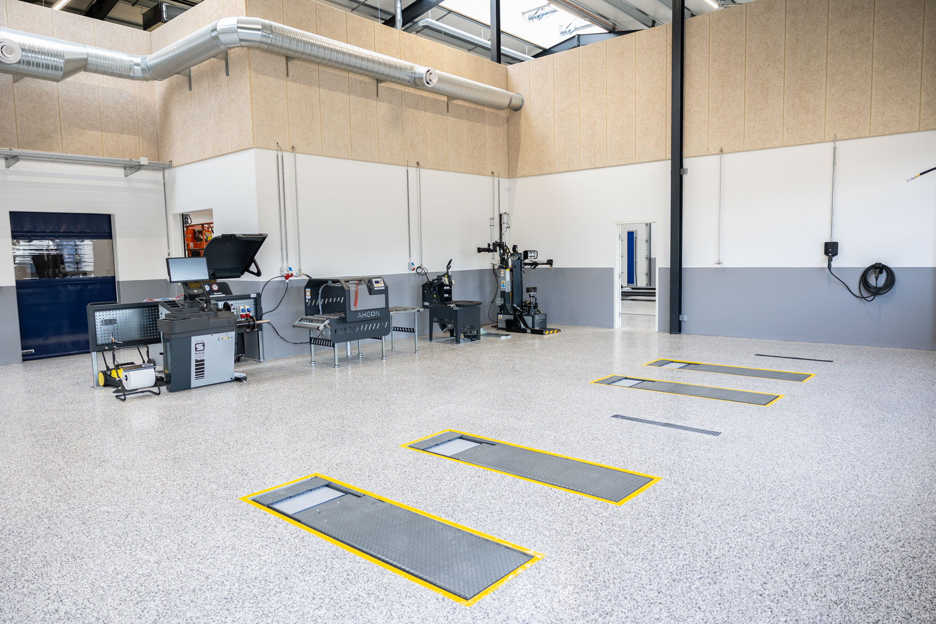 AHCON dækmonteringslinje